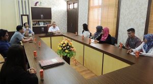 Suasana diskusi awak Kantor Berita Online DM1 dengan Wakil Walikota dr. Budi Doku, Selasa (1/11/2016).