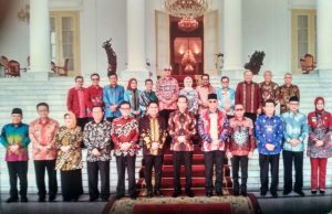 Presiden Jokowi dan para Bupati melakukan sesi foto bersama di halaman Istana Kepresidenan Bogor