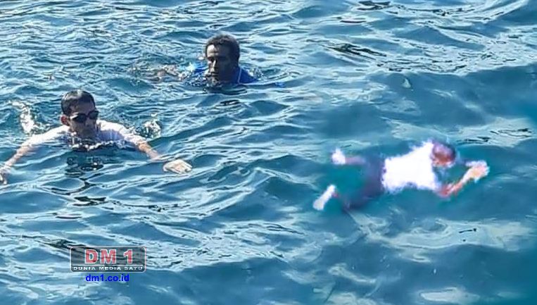 Kampanye di Manokwari, Sandiaga Berenang Gaya “Cebong” di Laut
