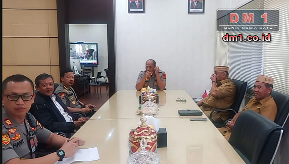Gubernur Rusli “Mendadak” Muncul di Polda Gorontalo, Sejumlah Polisi Terlibat Insiden dengan Wartawan